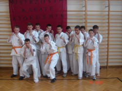 Mistrzowie Województwa Łódzkiego - Rawski Klub Karate "KYOKUSHINKAI": trzeci od prawej stoi Mistrz Województwa Łódzkiego w...