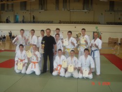 Rawski Klub Karate "KYOKUSHINKAI" - Mistrzowie Województwa Łódzkiego w karate kyokushinkai wraz z trenerem