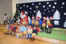 Mikołaj i dzieci z słodkimi upominkami