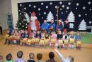 Mikołaj i dzieci z słodkimi upominkami
