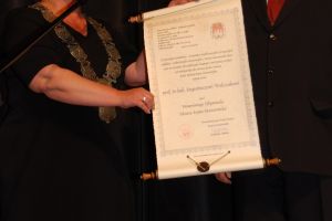 przewodnicząca rady przekazuje dyplom honorowego obywatela miasta prof. Walczukowi