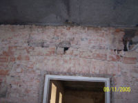 Zdjęcie przedstawiające bardzo zły stan techniczny ścian w budynku